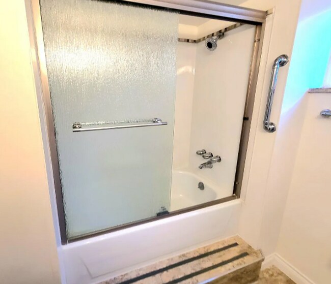 Building Photo - 2 Bed 1 Bath in Edgewater!