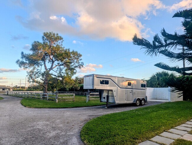 Building Photo - 819 Cindy Cir Ln