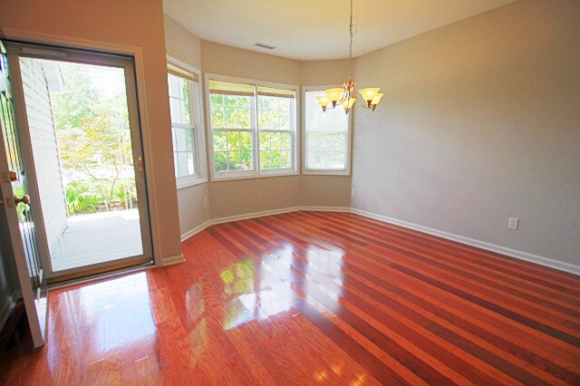 Building Photo - Gorgeous 3 bedroom, 2.5 bath house close to Brier Creek
