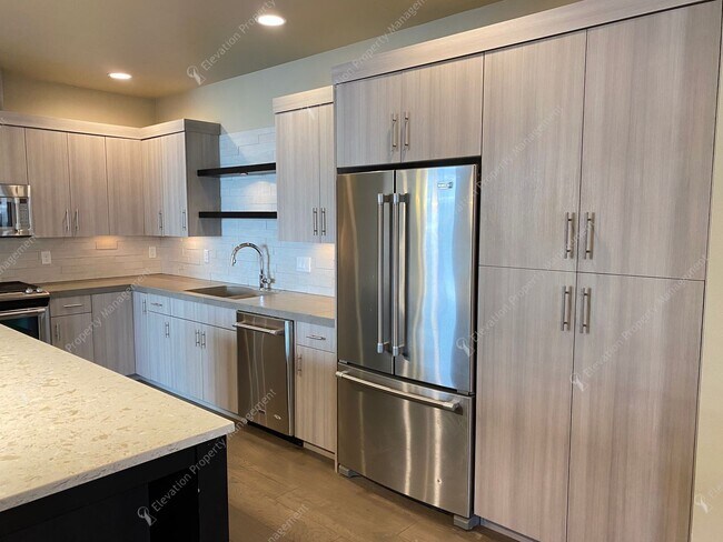 Building Photo - Designer-Finished Townhome Near COCC & NWX