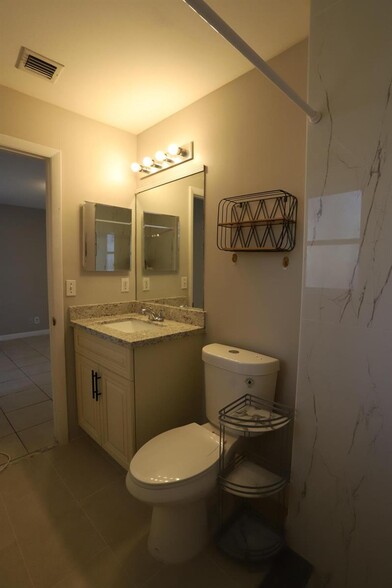 Building Photo - 421 Cypress Way W