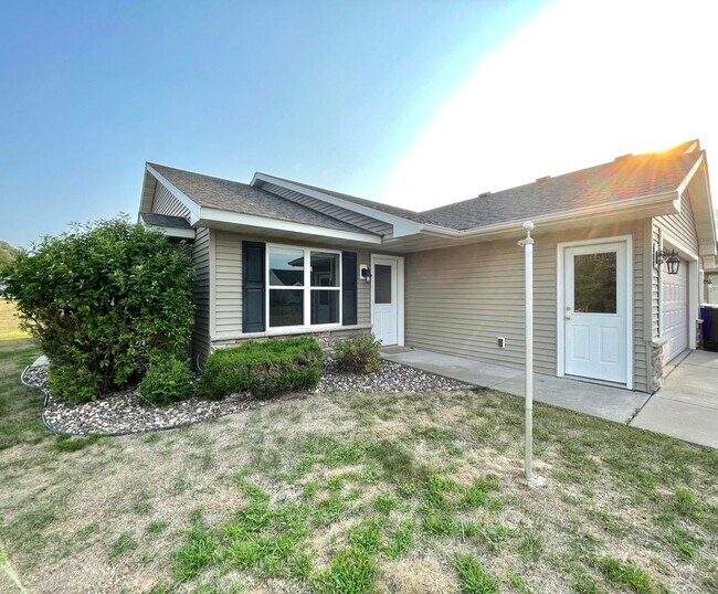 Building Photo - 2 Bedroom, 1.5 Bath Town Home