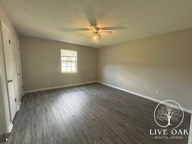 Building Photo - MOVE IN SPECIAL: $500 OFF 1ST FULL MONTH'S RENT!**