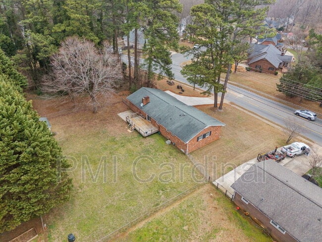 Building Photo - 2616 Redbud Dr