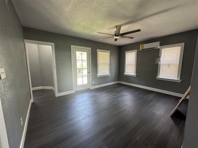 Building Photo - 2206 E 7th St