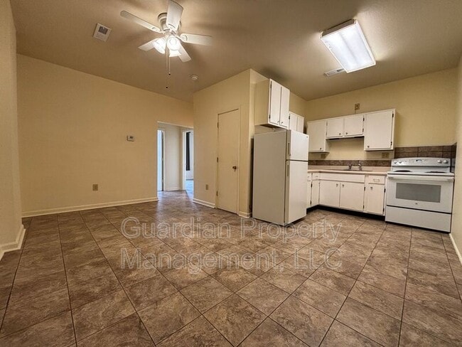 Building Photo - 116 E 3rd St