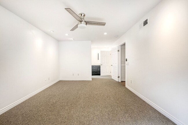 Building Photo - Rancho Bernardo 55+ Community Attached Home 2 Bed, 2 Ba with Patio, Private yard and Laundry