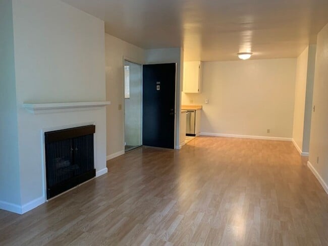 Building Photo - Great 1 Bedroom, 1 Bath second level Golden Oaks Condo in Monterey