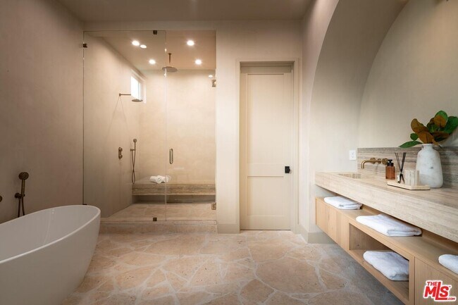 Building Photo - 11748 La Maida St