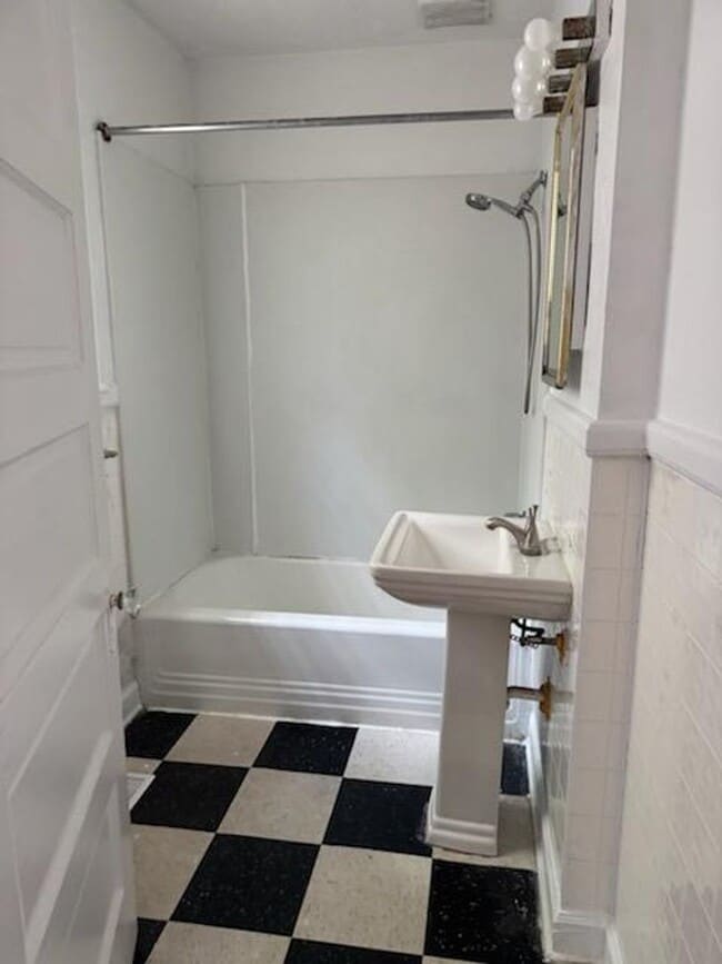 Building Photo - 2 bedroom, 1 bath house for rent