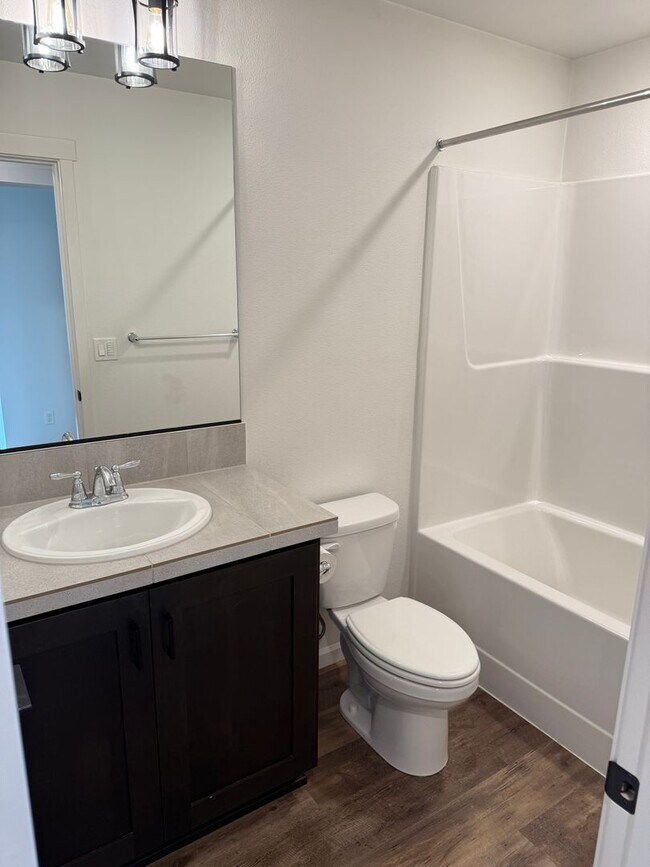 Building Photo - Hillsboro Townhouse/Condo