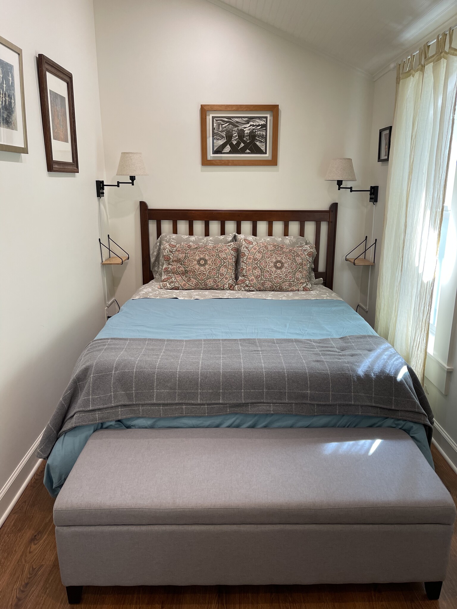 Queen Bed - 3521 NE 8th Ave