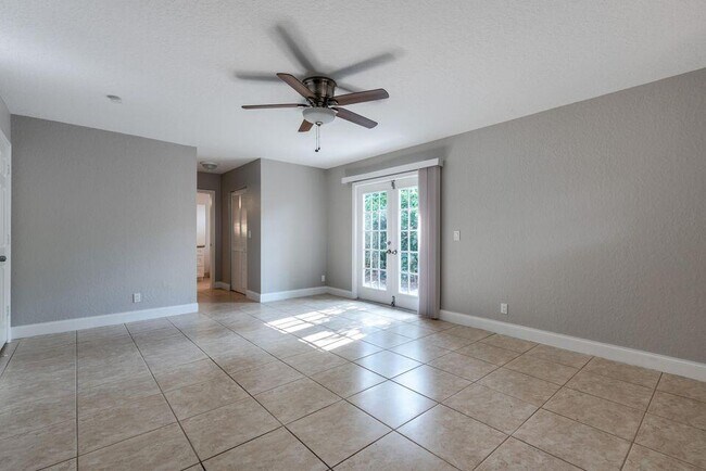 Building Photo - 1025 Staghorn St