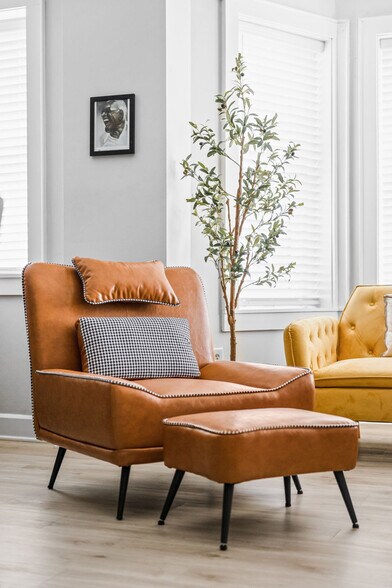 Building Photo - 230 E 9th St