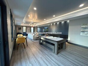 Building Photo - 656 Saratoga St