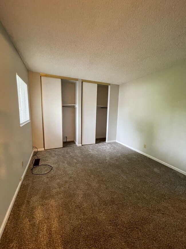 Building Photo - 4-Bedroom Home on the South Side - Available In May