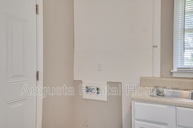 Building Photo - 128 E Hall St