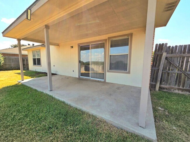 Building Photo - SPACIOUS 2 STORY HOUSE / SPACIOUS YARD / C...