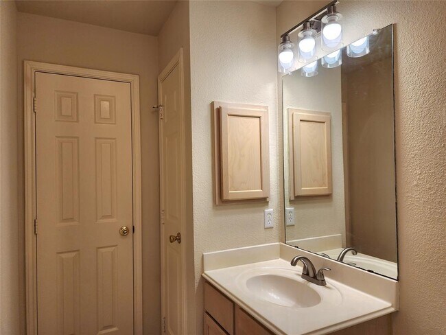 Building Photo - 16614 Stoneside Dr
