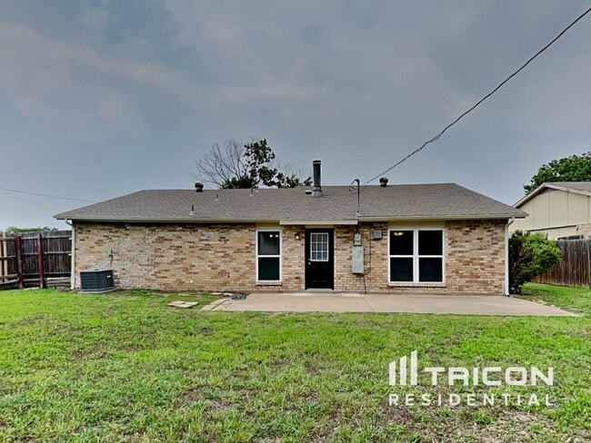 Building Photo - 828 W Embercrest Dr