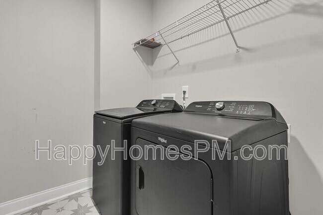 Building Photo - 523 Green Fern Dr