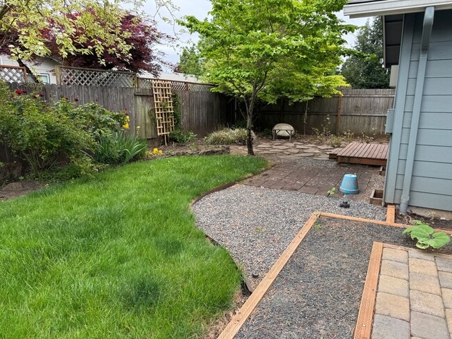 Building Photo - Discover this well-maintained 3-bedroom, 2-bath home in Eugene, OR.