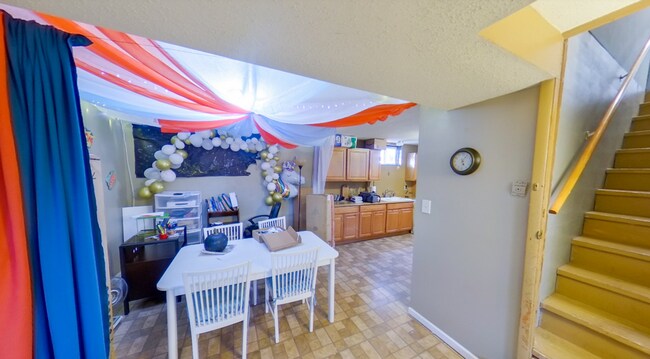 Building Photo - Country Living in Manhattan + 1.5 Acres + Close to Stagg Hill Golf Course! Available July 3rd!