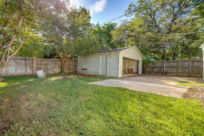 Building Photo - Adorable 1-Bedroom Duplex located near dow...