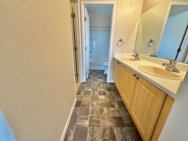 Building Photo - ***SUPER SPRING SPECIAL!!!  -$500 OFF FIRST MONTHS RENT IF MOVED IN 2 WEEKS!!*** COMFORTABLE 2-BE...