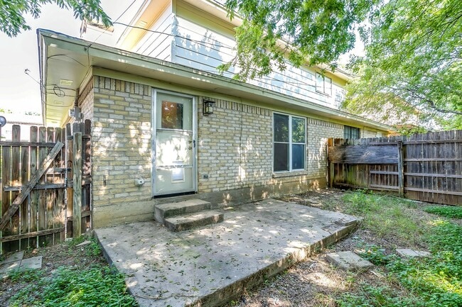 Building Photo - One side of 2 story duplex available-  3 b...