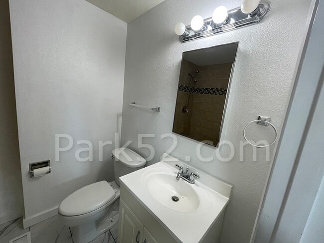 Building Photo - North Tacoma 4 Bed 2 Bath Single Family Home