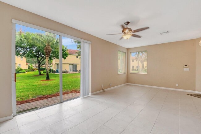 Building Photo - 3021 N Evergreen Cir