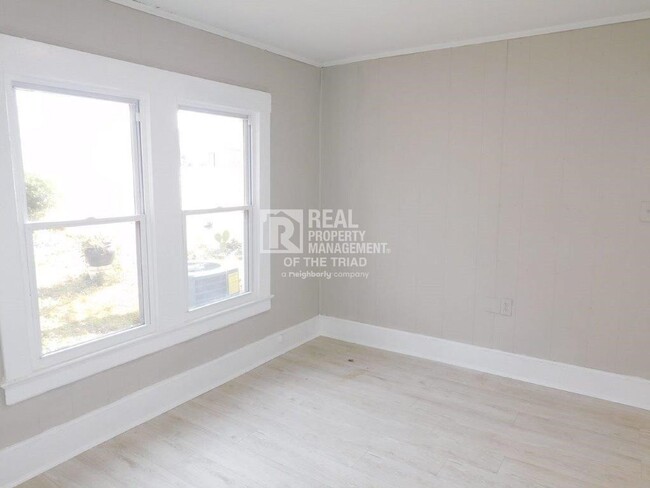 Building Photo - *Move In Special* Cute 2 Bedroom/1 Bath Ho...