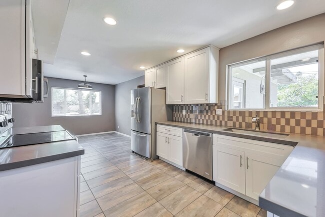 Building Photo - Large 6 Bedroom near Broadway & Rural!  POOL WITH SWIM UP BAR!