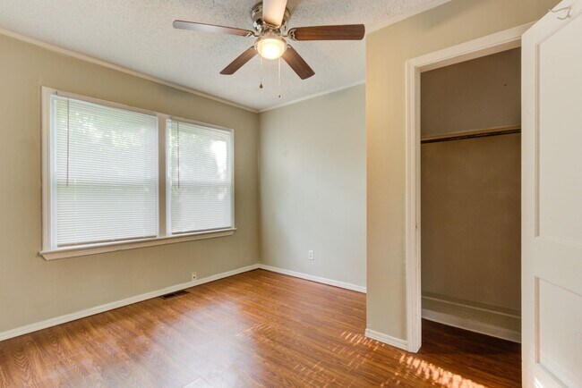 Building Photo - FREE MONTH RENT! Freshly Updated 3 Bedroom House