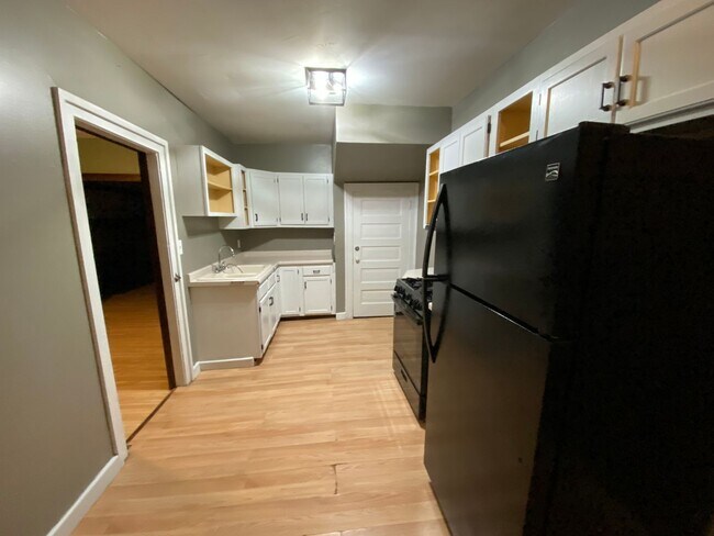 Building Photo - 2016-2018 E 6th Street