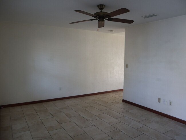 Building Photo - 2 Bed 1 bath Granite Countertops  Screen Porch Call Carole Arcaro Deltona Lakes Realty 386-216-4900