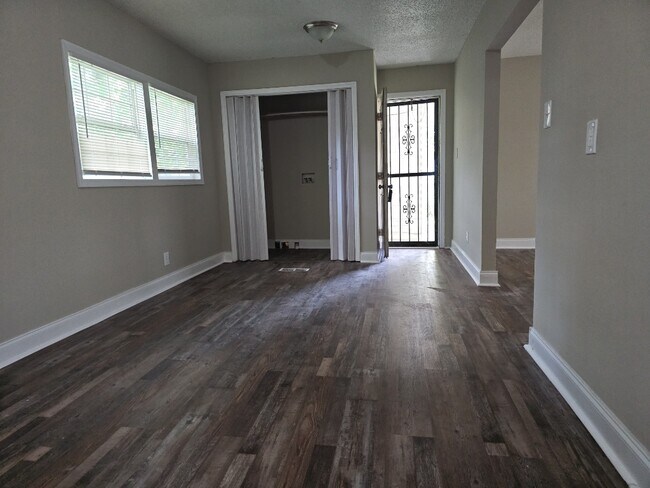 Building Photo - 2407 Medaris Rd NW