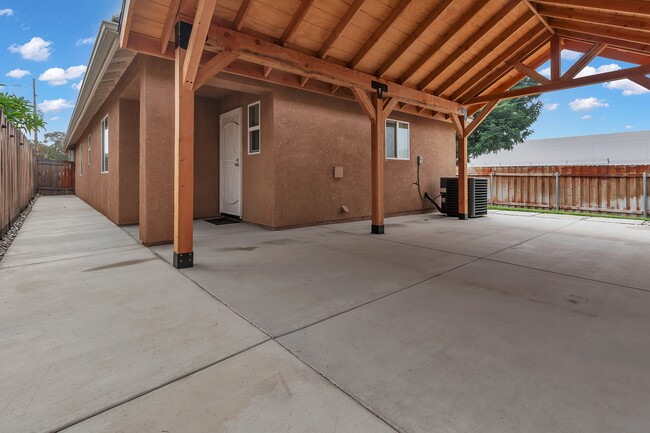 Building Photo - 7695 Freda Ave