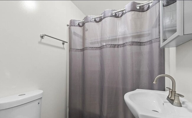 Building Photo - Stunning 4 Bedroom, 2 Bathroom home with modern upgrades