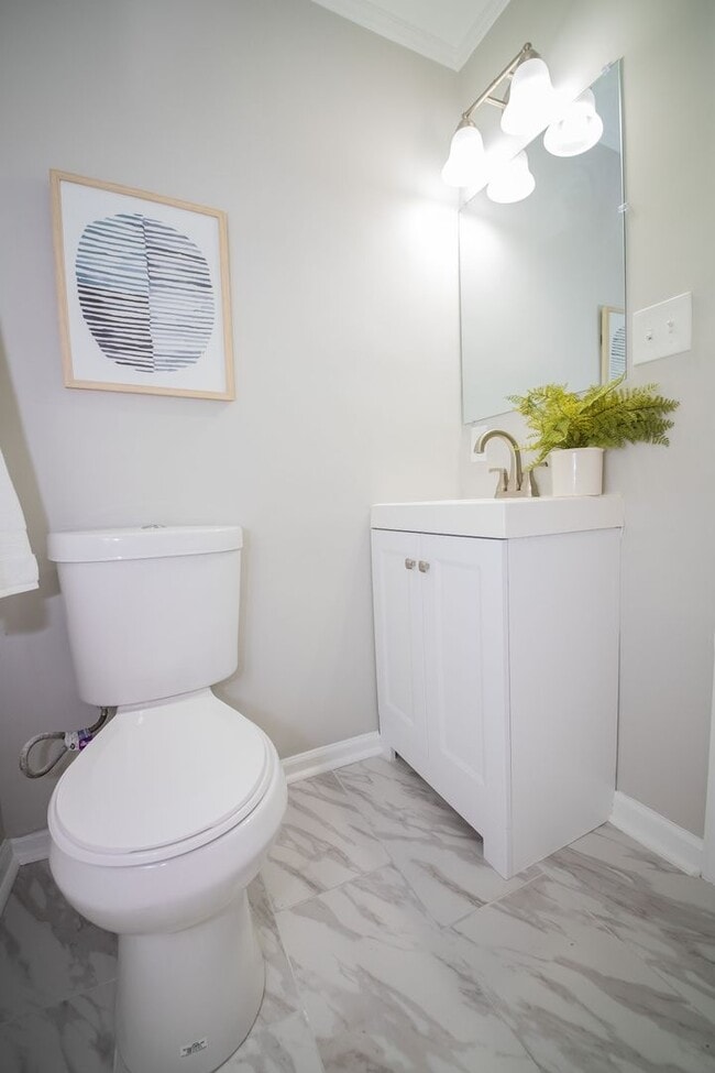 Building Photo - 3 Bedrooms, 2 Bathrooms on Colonial Avenue in Colonial Heights! Must SEE!!!