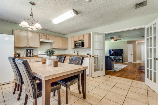Building Photo - 4612 Wedgewood Dr