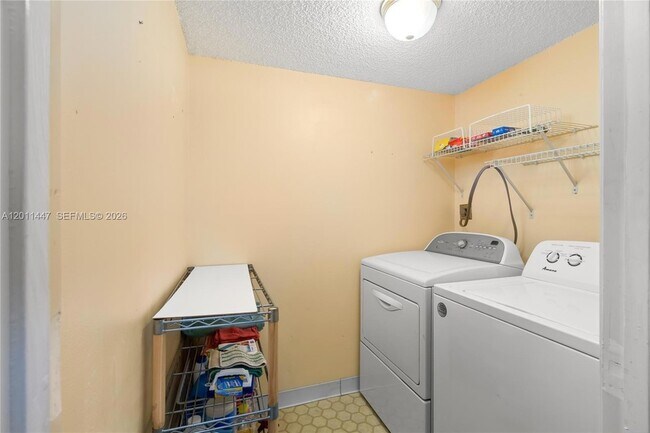 Building Photo - 3083 N Oakland Forest Dr