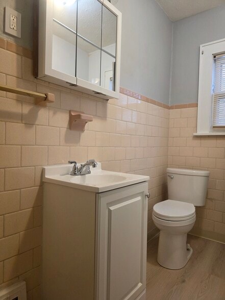 Updated kitchen - 1230 Lily St