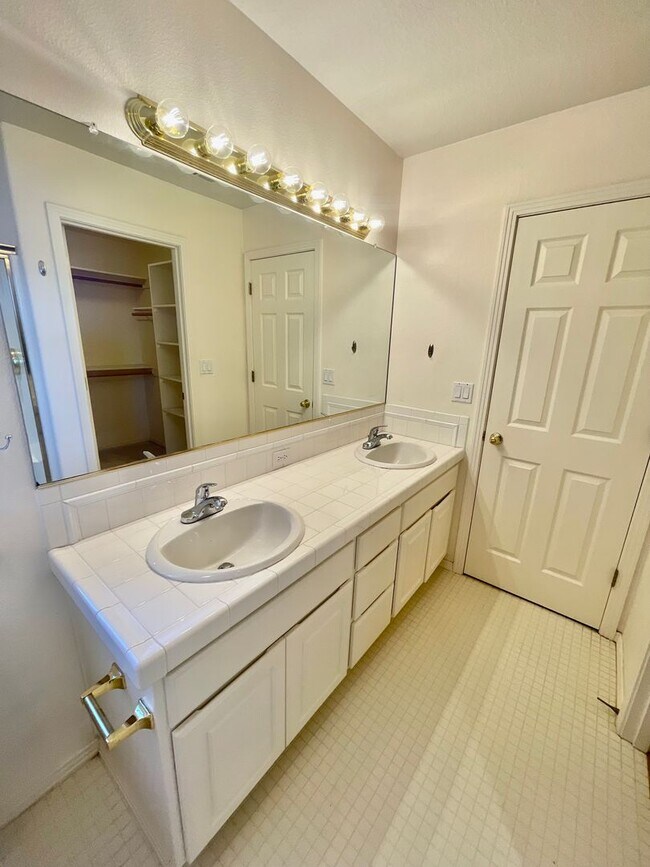 Building Photo - Stylish Bull Mountain Home – 3 Bed, 2.5 Ba...