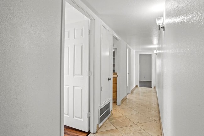 Building Photo - Prime ASU Location 5BR Home with Pool & Garage