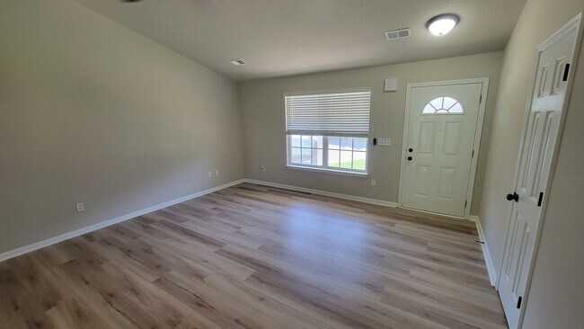 Building Photo - Like New 3 Bed, 2 Bath Home in Fountain Inn