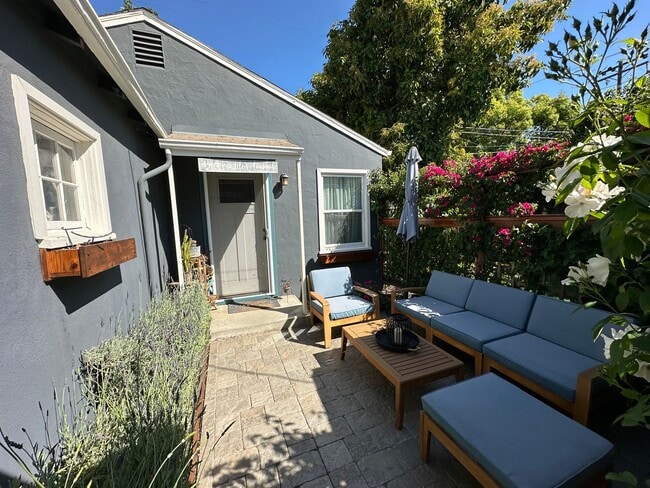 Building Photo - 1163 1/2 Park Blvd - Month to Month