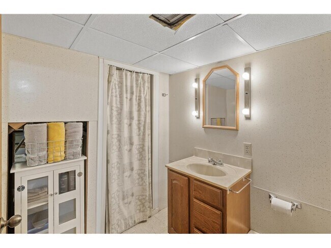 Building Photo - 9457 Saratoga Ln N