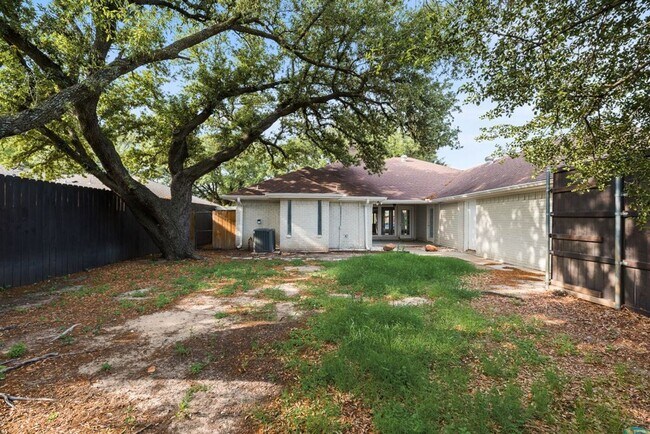Building Photo - Spacious updated East Dallas home with open layout, flex suite, and easy access to White Rock Lake